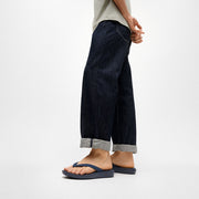 IQUSHION Mens Textures Strap Flip-Flops
